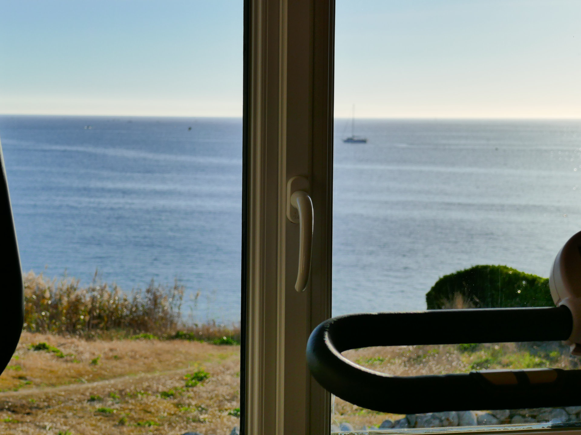La salle de musique avec piano de la maison de vacances Ti Bili à Plouhinec dans le Finistère